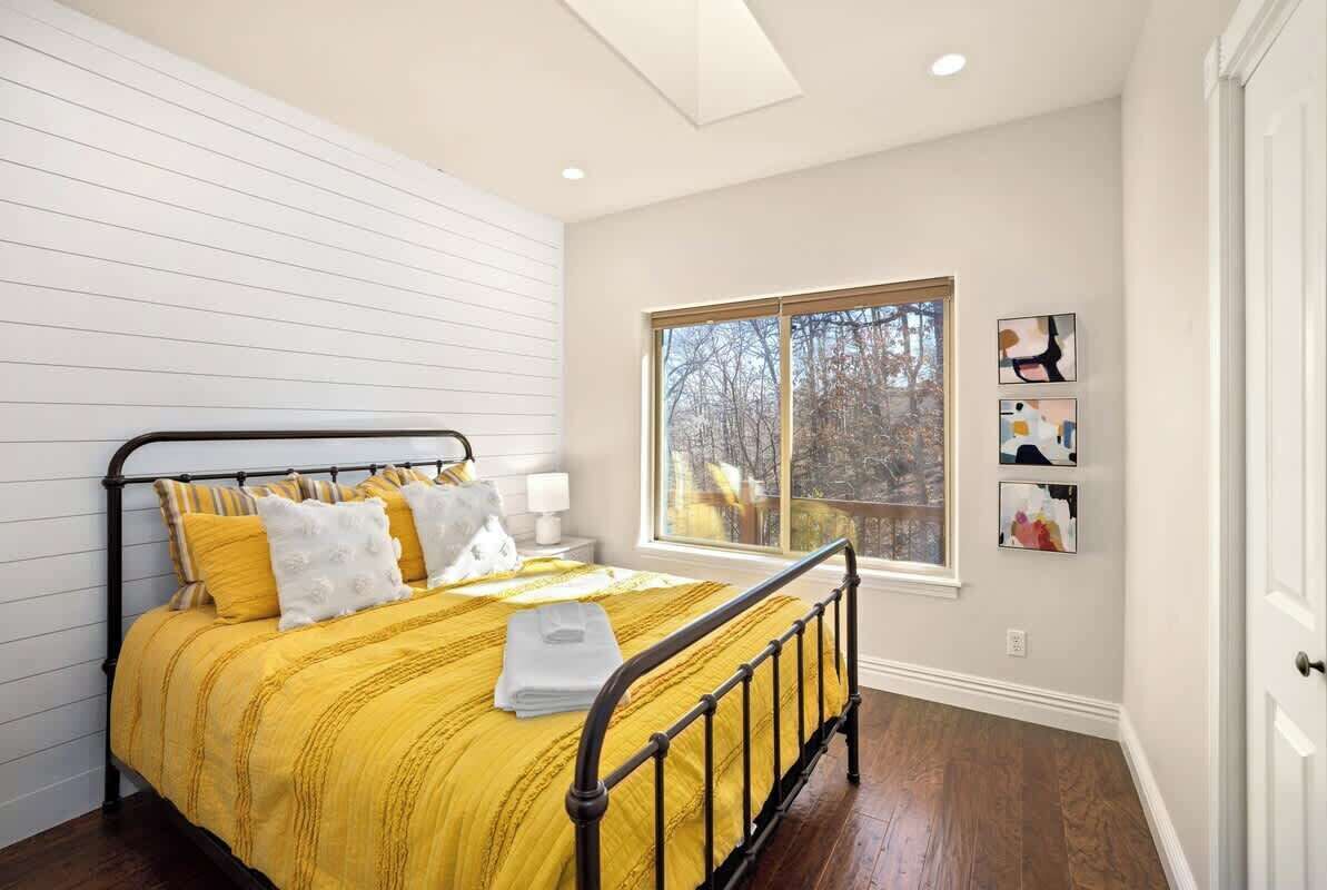 4 bedrooms, iron/ironing board, WiFi, bed sheets