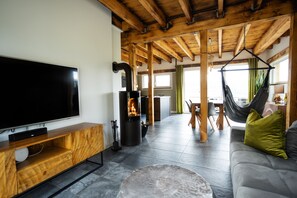 Smart TV, fireplace, stereo