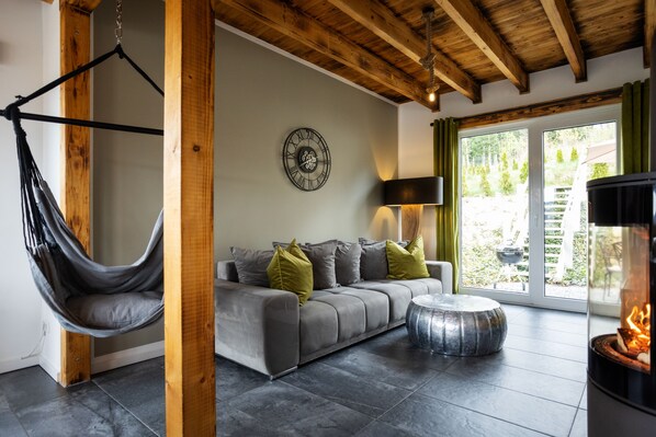 Smart TV, fireplace, stereo