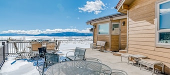 Beautiful Home with WiFi, Wood Stoves, Private Washer/Dryer, and Mountain Views