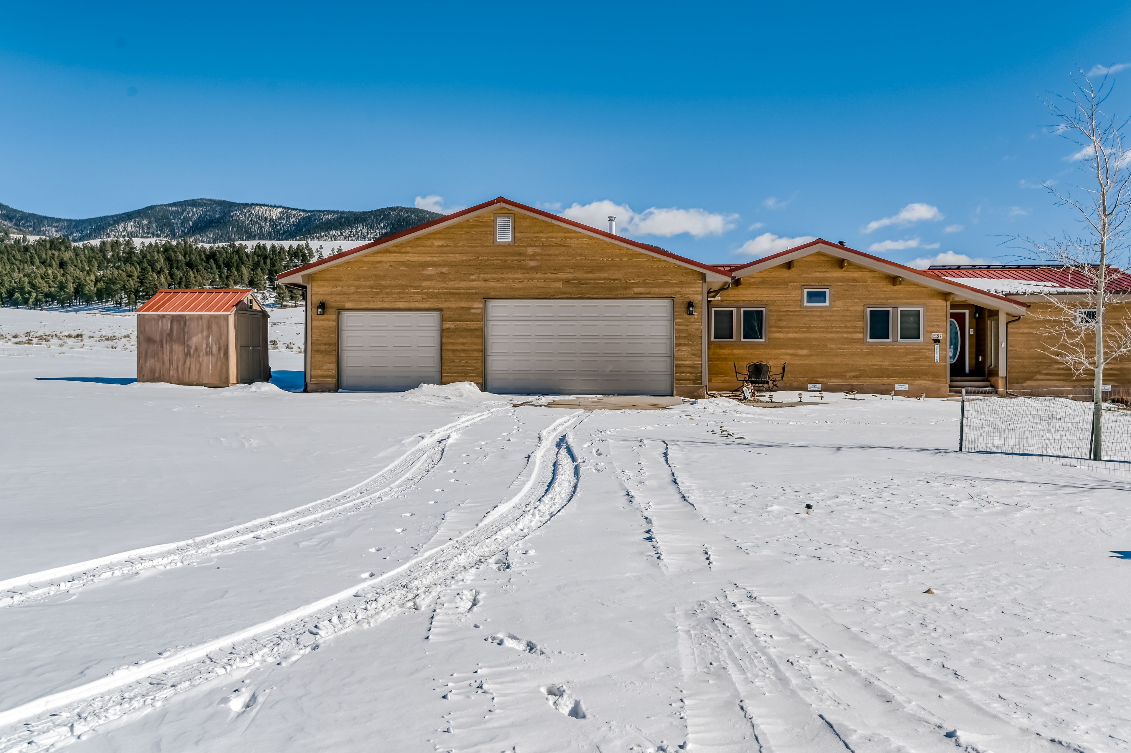 Beautiful Home with WiFi, Wood Stoves, Private Washer/Dryer, and Mountain Views