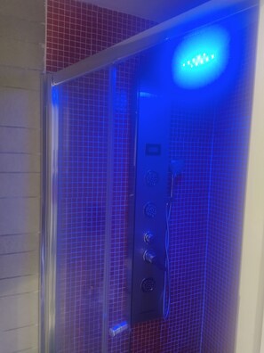 Ensemble baignoire-douche, baignoire à remous, séchoir à cheveux