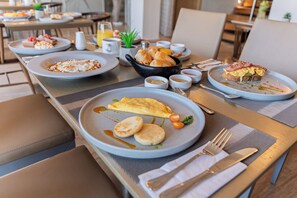 A breakfast buffet with various dishes and a seating area. - Hotel Santa Cecilia B&B (Cartagena)