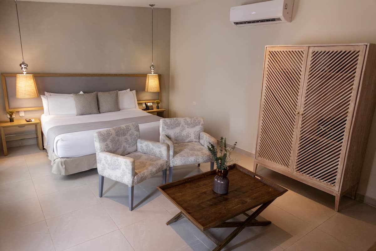 Deluxe Suite, 1 King Bed | Wardrobe