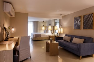 Suite Junior, 1 très grand lit et 1 canapé-lit | Literie de qualité, minibar, coffre-fort, bureau