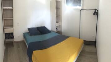 1 slaapkamer, een strijkplank/strijkijzer, wifi, beddengoed