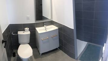 Douche, sĂšche-cheveux, savon, papier toilette