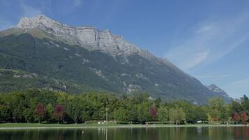 Een douche, een haardroger, zeep, toiletpapier