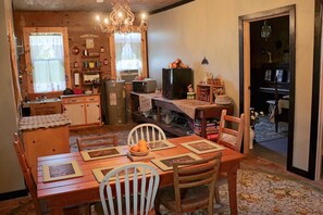 Dining - Gap Mercantile Cottage (Caddo Gap)