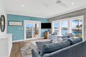 Smart TV, books - Pet-friendly boaters' paradise in Orange Beach (Orange Beach)