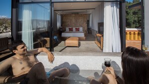 A modern bedroom with a bed, a wooden headboard, and a TV. - SUITE DAWN (Oaxaca de Juárez)