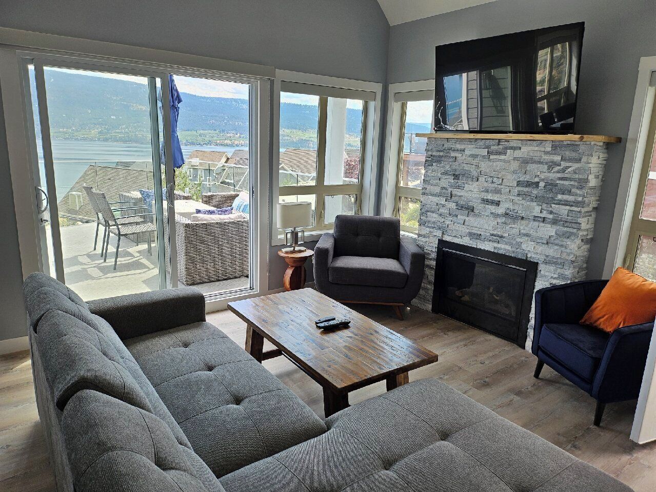 Een televisie, een open haard en een dvd-speler