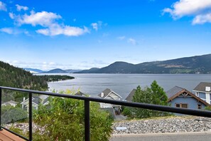 Property grounds - FULLY RENOVATED LAKEVIEW COTTAGE / PET FRIENDLY - LA CASA (Kelowna)