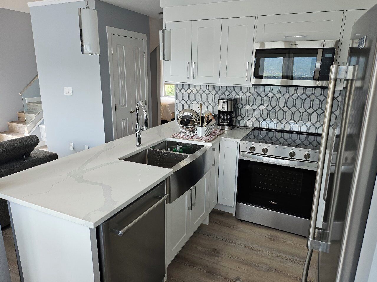 Jääkaappi, mikroaaltouuni, uuni, liesi