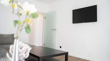 Estudio estándar | Área de sala de estar | Televisión de pantalla plana de 21 pulgadas con canales vía satélite