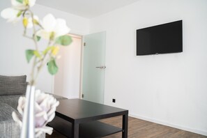 스탠다드 스튜디오 | 거실 공간 | 위성 채널 시청이 가능한 21인치 평면 TV, TV