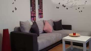 Superior-Studio | Wohnbereich | 21-Zoll-Flachbildfernseher mit Satellitenempfang, Fernseher