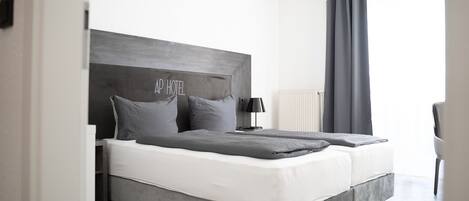 Escrivaninha, cortinas blackout, Wi-Fi de cortesia