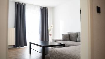 Standard-Studio | Wohnbereich | 21-Zoll-Flachbildfernseher mit Satellitenempfang, Fernseher