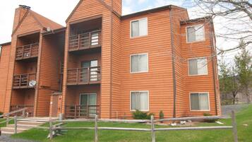 Condo (Herzwoods C303) | Exterior