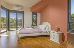 4 bedrooms, in-room safe, desk, soundproofing