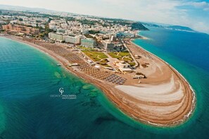 Plage à proximité, chaises longues, serviettes de plage
