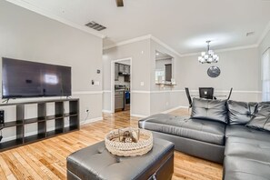 TV, fireplace, offices - Downtown Atlanta Haven | 4 Bed with Fence Backyard (Atlanta)