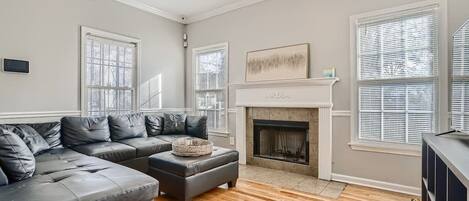 TV, lareira, escritórios