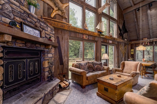 Rustic, cozy log home vacation retreat near Sister Bay.