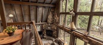 Rustic, cozy log home vacation retreat near Sister Bay.