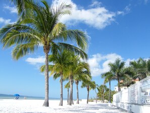 Plage à proximité, chaises longues