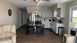 Frigorífico, microondas, horno y placa de cocina