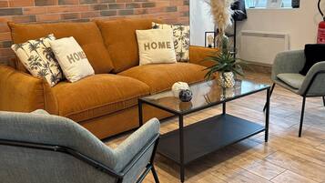 Una televisión, una mesa de tenis de mesa