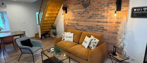 Una televisión, una mesa de tenis de mesa