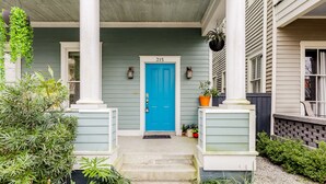 A house with a blue door, numbered 315, and a porch with columns. - ⭐️Walk to Forsyth Park & River St•Historic Downtown•Private Patio⭐️ (Savannah)