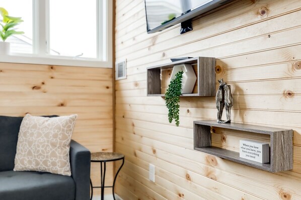 Smart TV, DVD player, books - Walk to Forsyth Park & River St - Charming Historic Building + Private Balcony (Savannah)