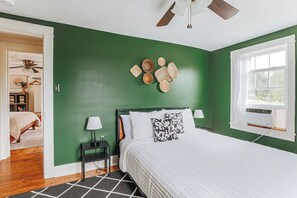 3 bedrooms, desk, iron/ironing board, free WiFi