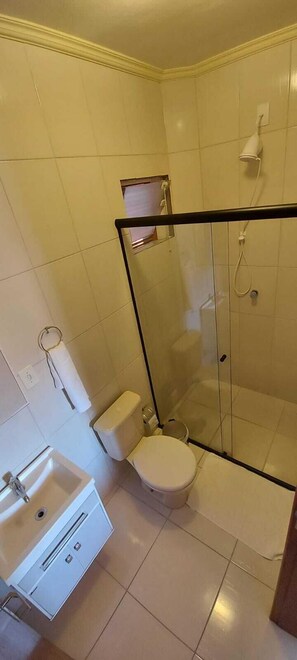 Quarto duplo | Banheiro | Toalhas de banho, sabonete, shampoo 