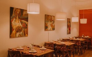 Café da manhã com buffet grátis todos os dias