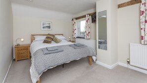 2 bedrooms, iron/ironing board, travel cot, free WiFi - Granary at Hunt Court - sleeps 4 guests  in 2 bedrooms (Cheltenham)
