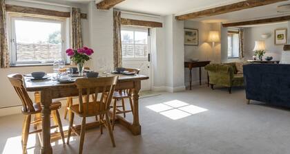Granary at Hunt Court - sleeps 4 guests in 2 bedrooms
