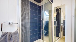 Douche, articles de toilette (gratuits), séchoir à cheveux