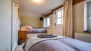 2 chambres, fer et planche à repasser, lit de bébé portatif