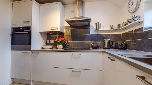 Réfrigérateur, four à micro-ondes, un four, surface de cuisson