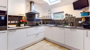 Fridge, microwave, oven, stovetop - Granary at Hunt Court - sleeps 4 guests  in 2 bedrooms (Cheltenham)