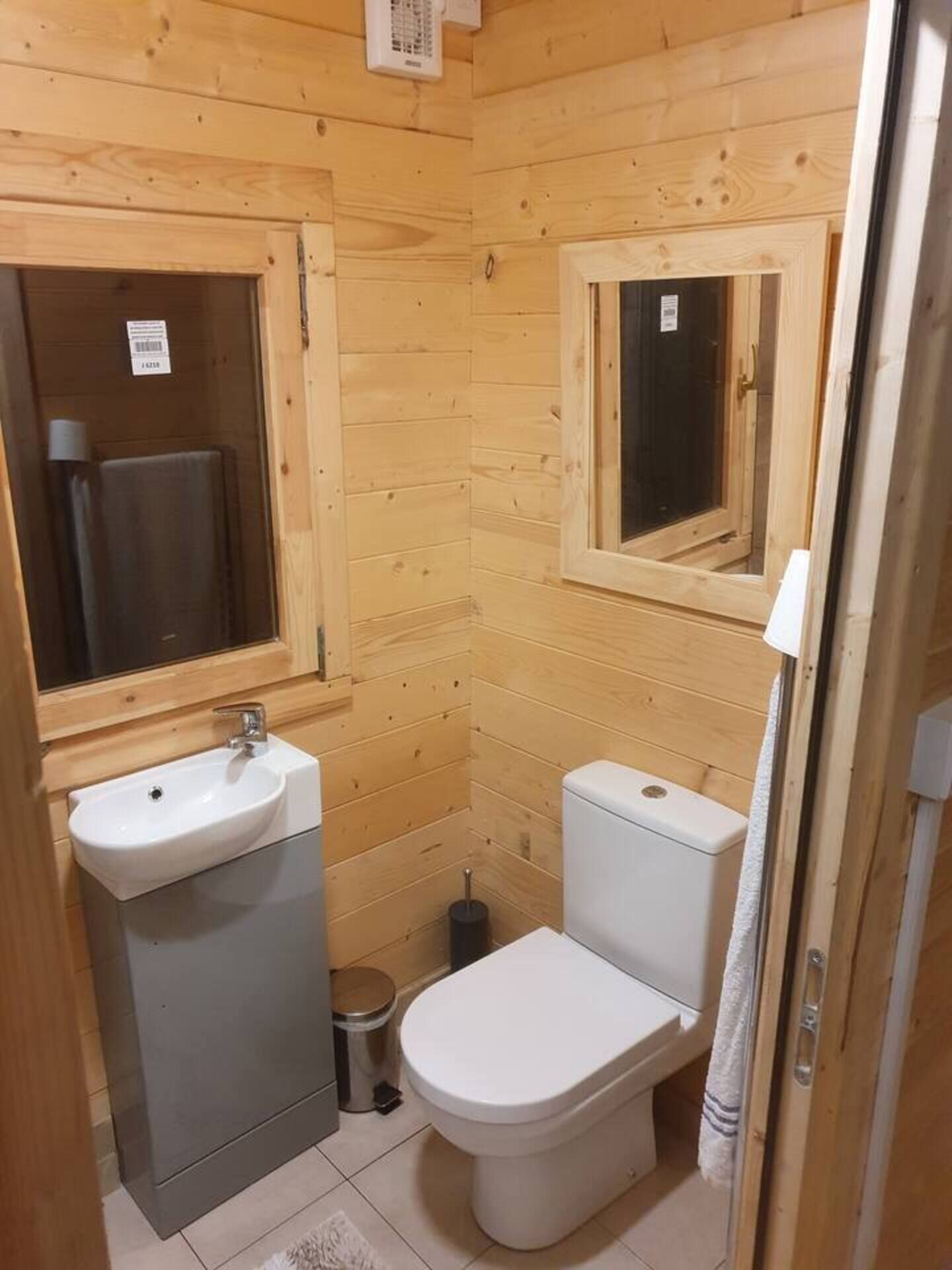 Cabin | Bathroom | Shower, hair dryer, towels, shampoo