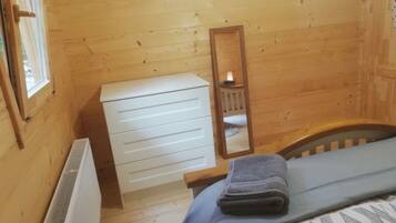 Cabin | 2 bedrooms, iron/ironing board, travel cot, free WiFi