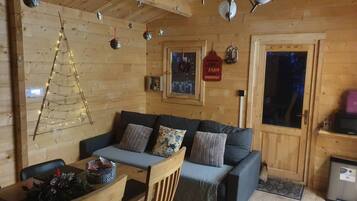 Cabin | Living room | 30-inch TV with digital channels