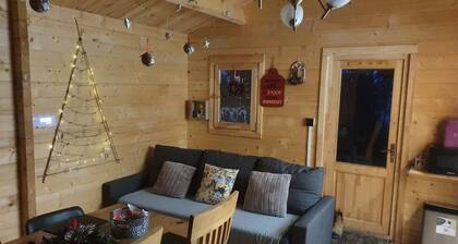 Log Cabin on the Lake - Sleeps 4 & Jacuzzi