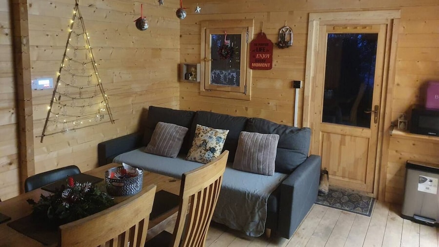 Log Cabin on the Lake - Sleeps 4 & Jacuzzi